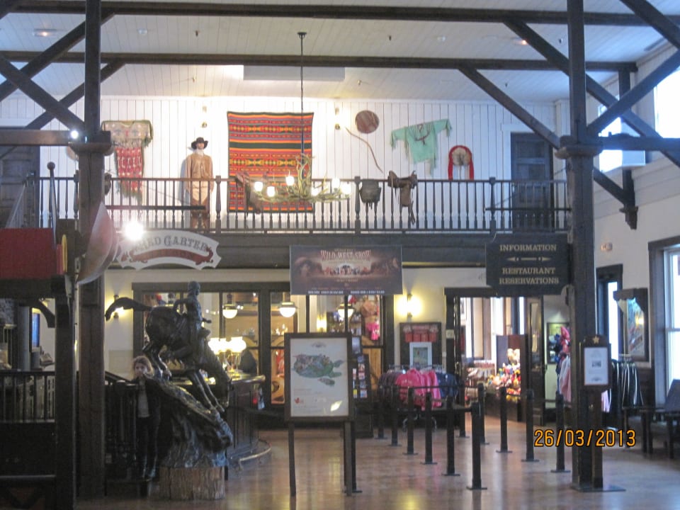Lobbybereich gegenüber der Rezeption Disney's Hotel Cheyenne