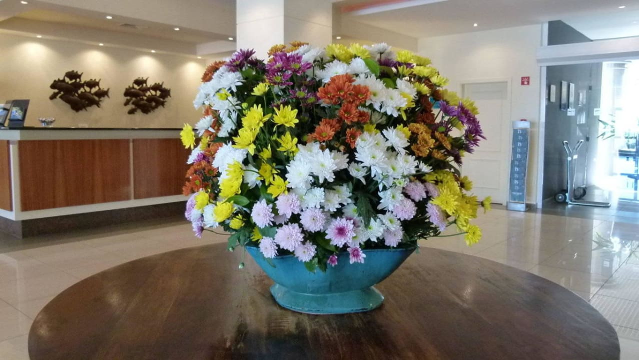 Blumenbukett im Eingangsbereich PortoBay Falésia