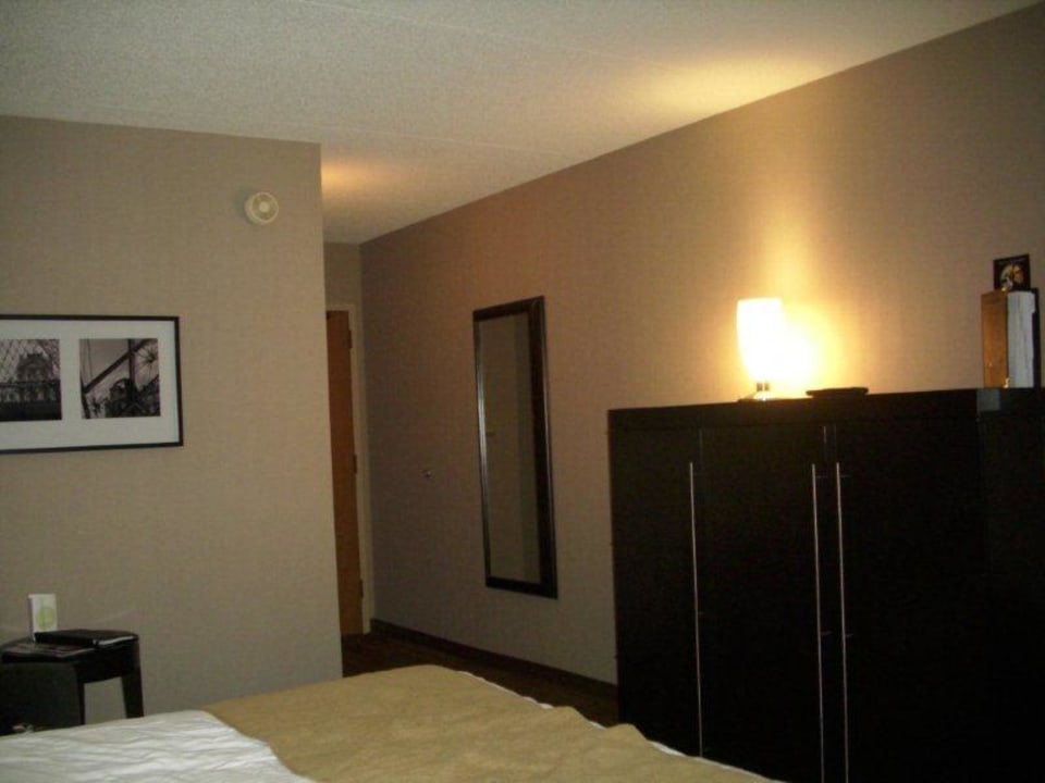 Fernsehschrank Delta Hotels by Marriott Calgary Downtown