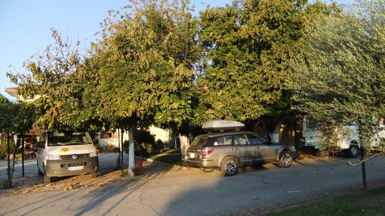 Der schattige Parkplatz Hotel Zorbas
