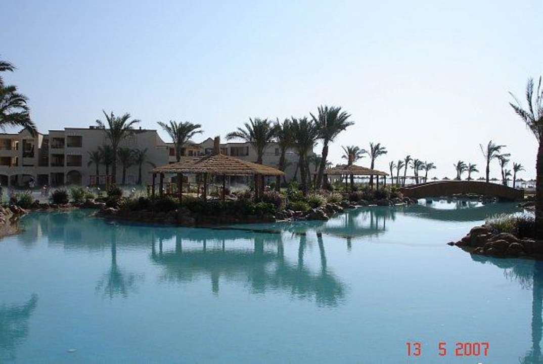 Бассейн вечером Regency Plaza Aqua Park & Spa