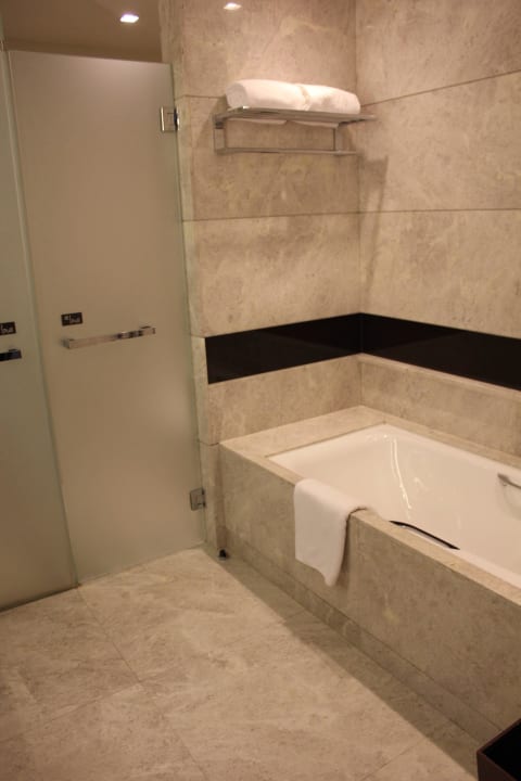 Bad ( bitte Bild drehen, HC Team) Hotel Crowne Plaza Hong Kong Kowloon East