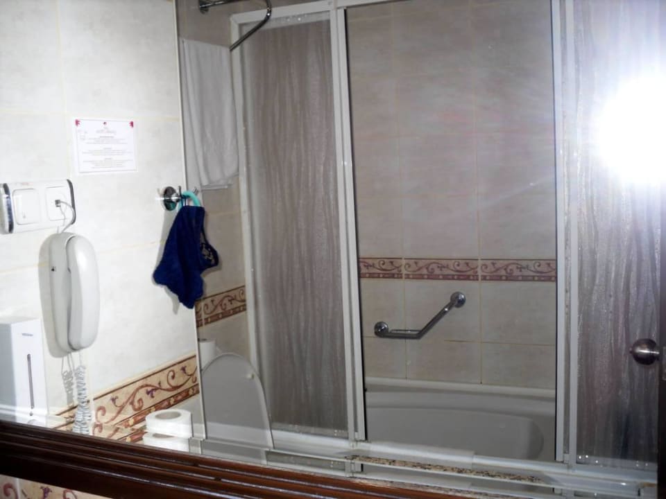 Die Dusche mit Sitzwanne Gardenia Hotel