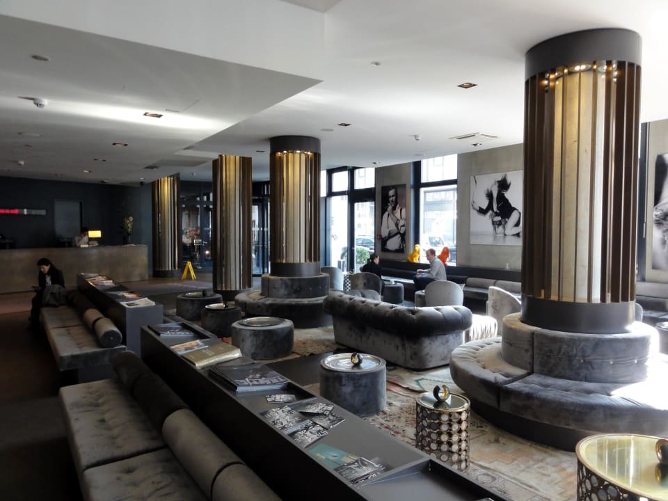 Lobby und im Hintergrund die Rezeption Hotel AMANO