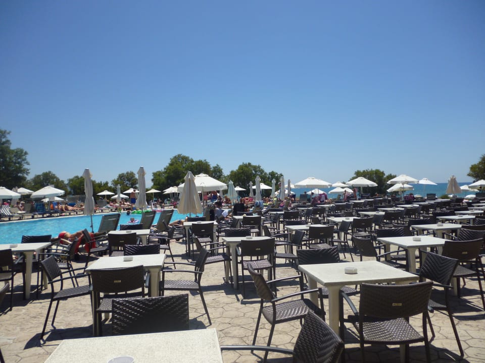 Przy basenie Domes Aulūs Zante, Autograph Collection