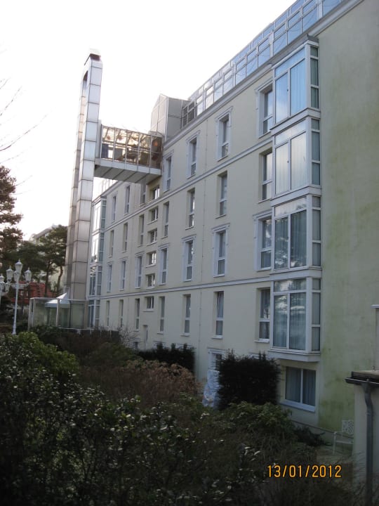 Seitliche ansicht Gläserner Fahrstuhl Rugard Thermal Strandhotel