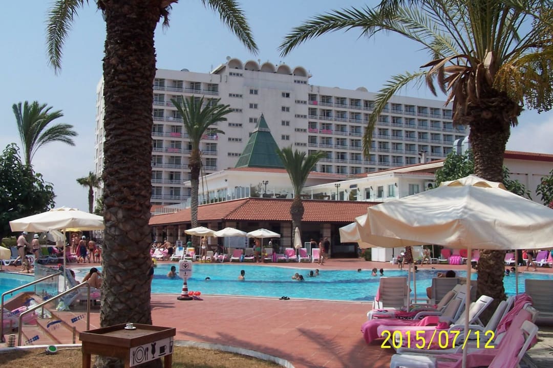 Basen i hotel Salamis Bay Conti Resort Hotel & Casino