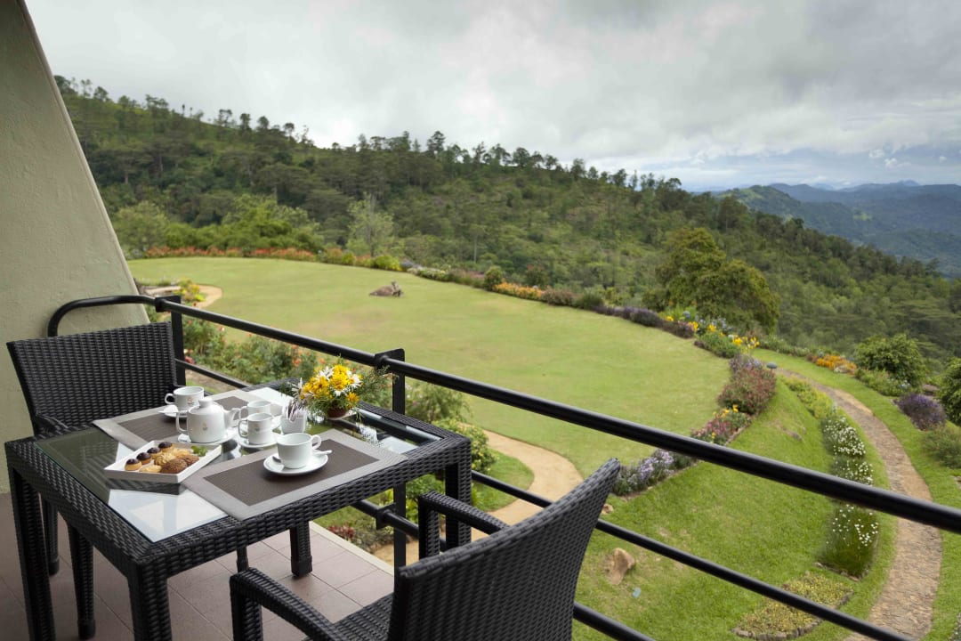 Room balconies overlooking the gardens and hills Hotel Hunas Falls by Amaya