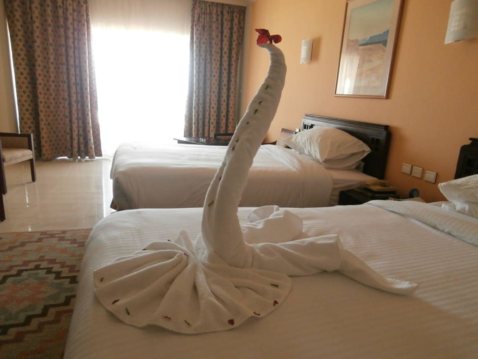 Schöne Bettdeko vom Reinigungspersonal SUNRISE Holidays Resort (Adults Only)