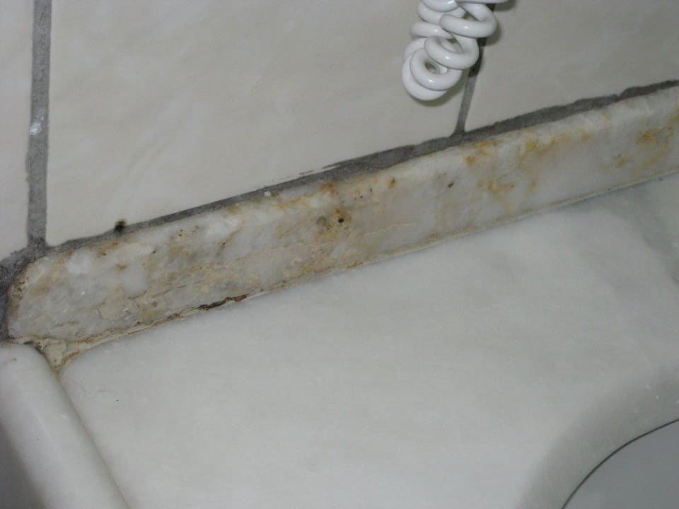 Verkalktes Wachbecken Kamelya Aishen Club
