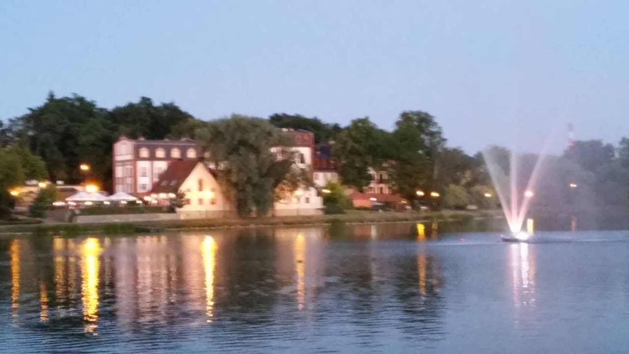 Widok Tawerny od strony jeziora Tawerna Kaper