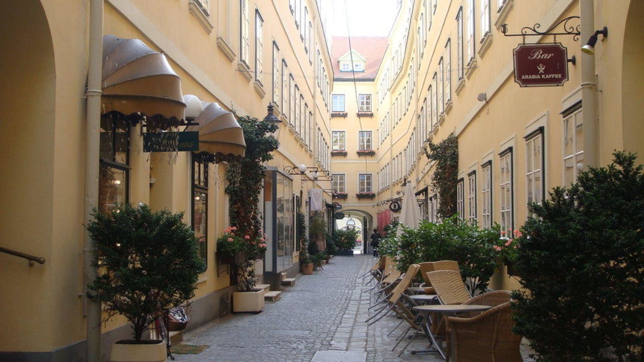 Gasse  Mercure Grand Hotel Biedermeier