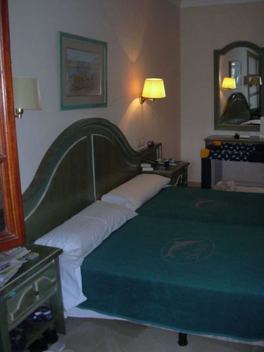 Blick durch das Fenster ins Schlafzimmer Suites & Villas by Dunas