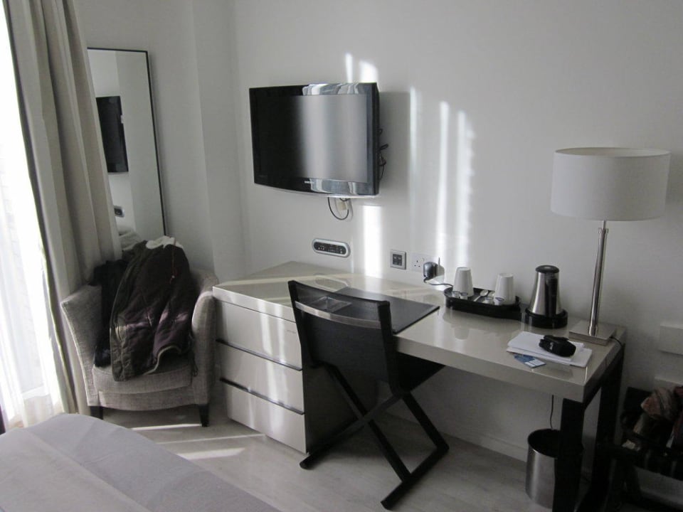 Schreibtisch / Flatscreen Hotel H10 London Waterloo