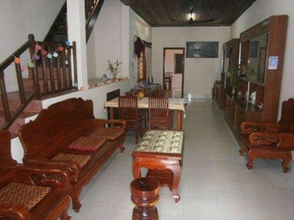 Le hall avec des meubles ne bois sculte Le Fromager Guesthouse