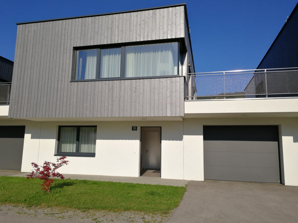 Außenansicht Naturpark Chalets Lambrecht by ALPS RESORTS