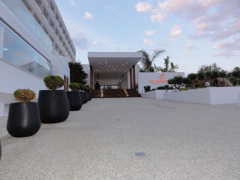 Eingang Napa Mermaid Hotel & Suites