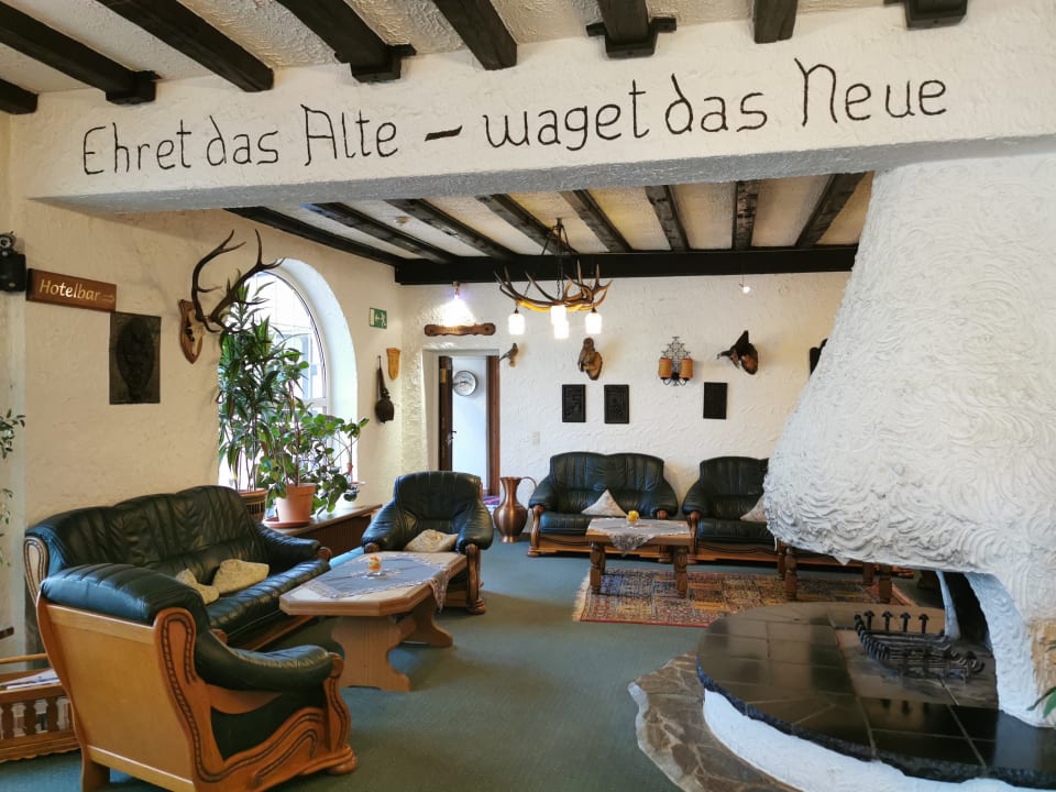 Lobby Land-gut-Hotel Zum Alten Forsthaus - Aufladestation f. Elektroautos vorhanden