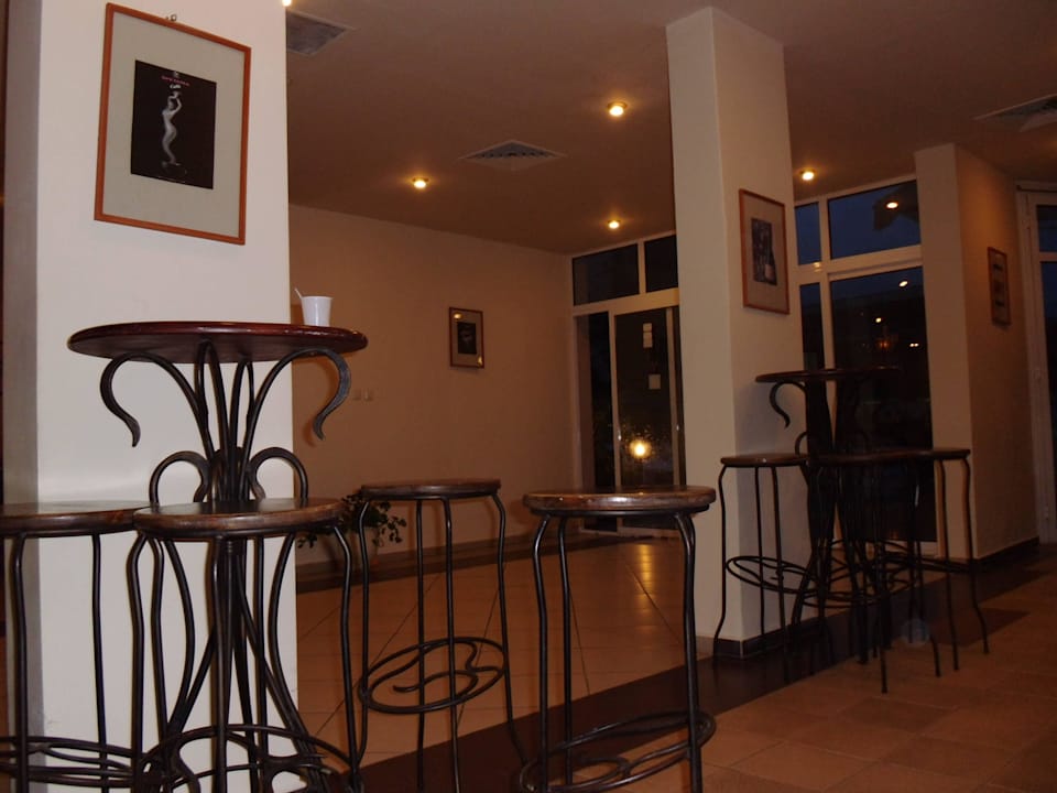 Возле бильярда Sun Palace