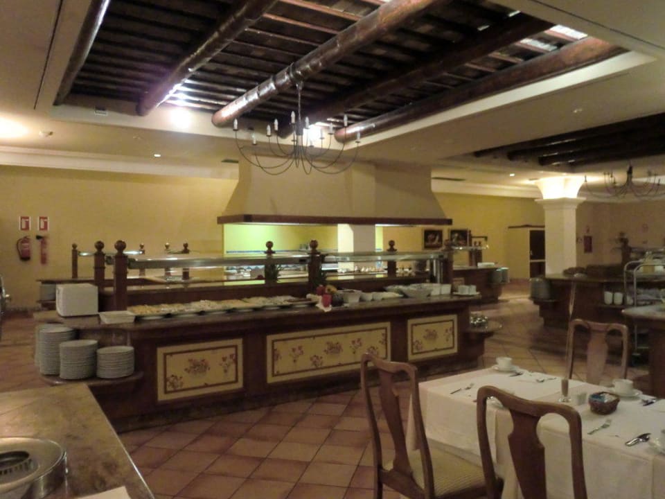 Das Büffet und im Hintergrund die Grillstrecke Fuerte Conil-Resort