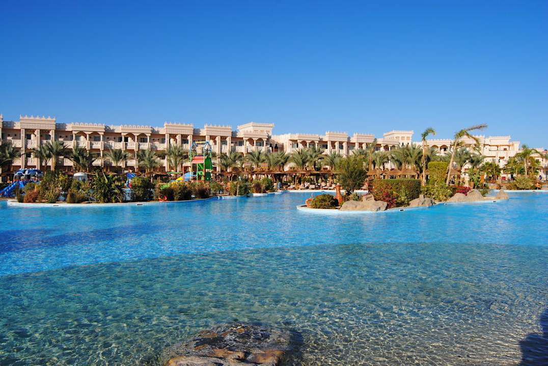 Pool mit Sicht aufs Hotel Pickalbatros Palace Resort