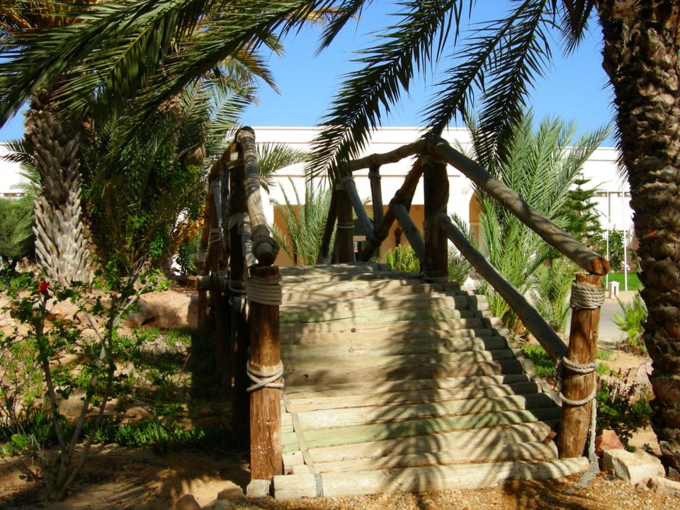Steingarten mit Brücken vor dem Hotel 1 Zita Beach Resort