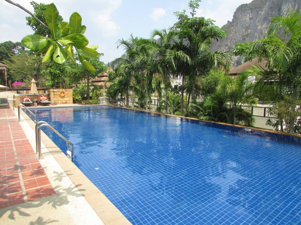 Schöne Poolanlage Avani Ao Nang Cliff Krabi Resort