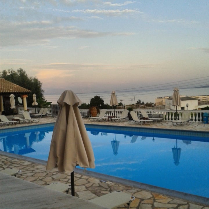 Pool mit Blick auf die Bucht von Dassia Hotel Eliana