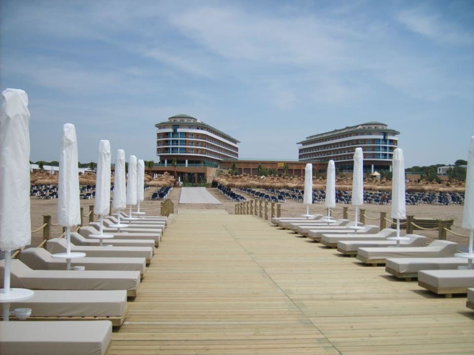Steg mit Blick auf Hauptgebäude Voyage Belek Golf & Spa