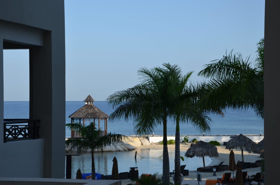 Blick vom Flur im 1.Stock auf den Strand Secrets Wild Orchid Montego Bay - Adults only