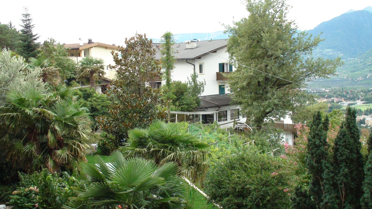 Blick vom Balkon der Dependance zum Hauptgebäude Hotel Bellevue