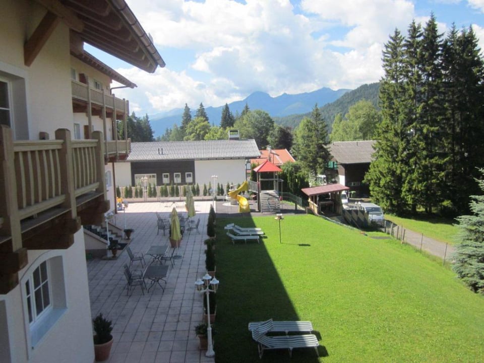Blick vom Balkon auf die Terrasse Panorama Sonnenresidenz Waldhotel