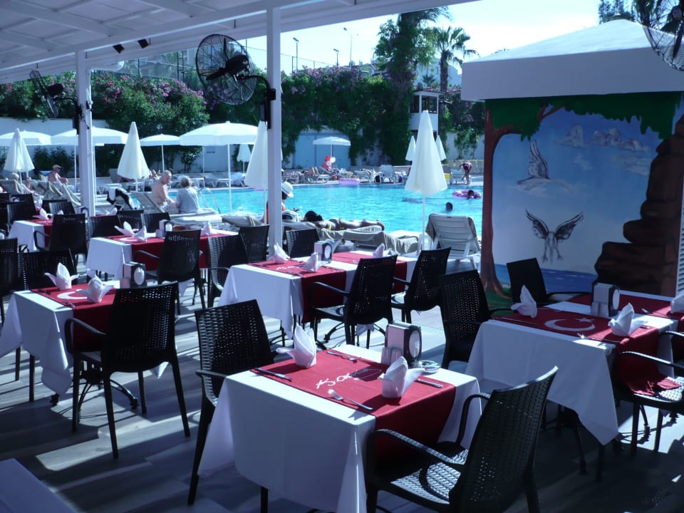 Essen am Pool Side Aquamarin Resort & Spa