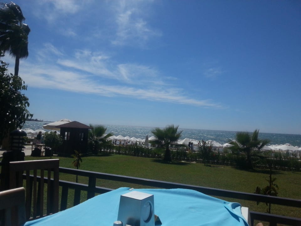 Blick vom Restaurant auf den Strand Hotel Sirma