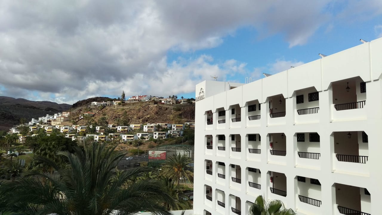 Ausblick vom Flur zur Straße Corallium Beach by Lopesan Hotels - Adults only