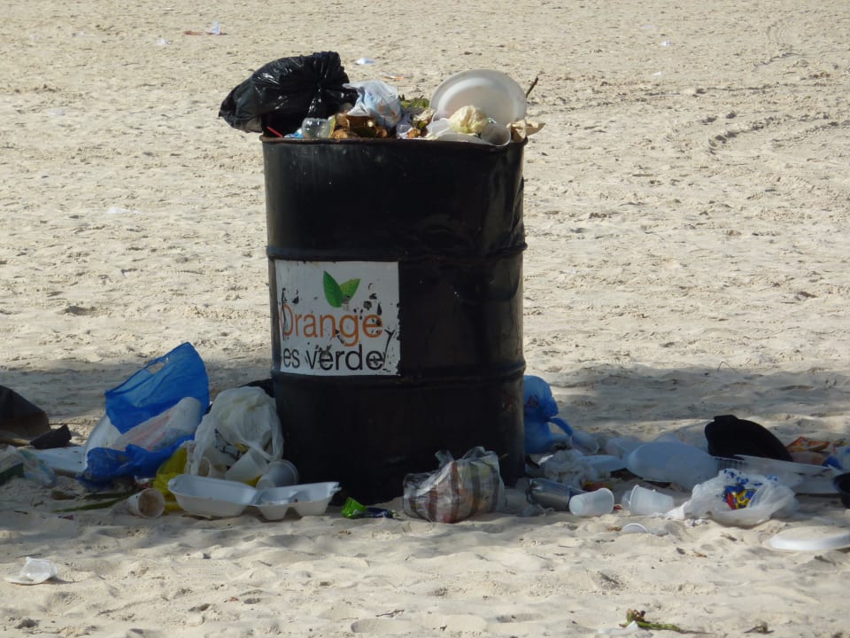 Eine von vielen, Berge von Müll BelleVue Dominican Bay