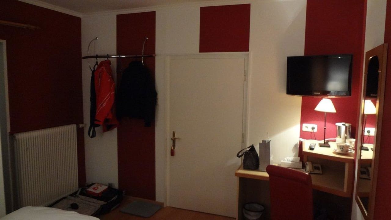 Kleiner Schreibtisch und Flatscreen im Zimmer Pension Hois