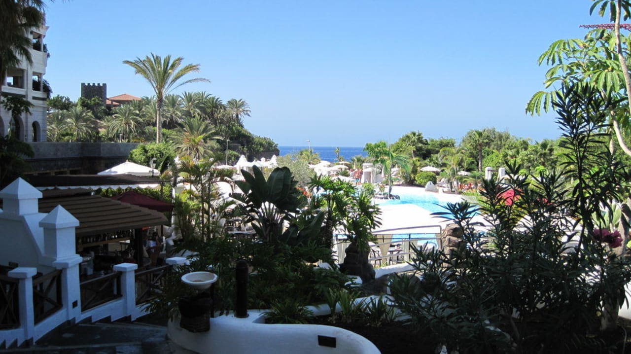 Gartenanlage mit Blick auf Poolbar und Meer Gran Tacande Wellness & Relax Costa Adeje