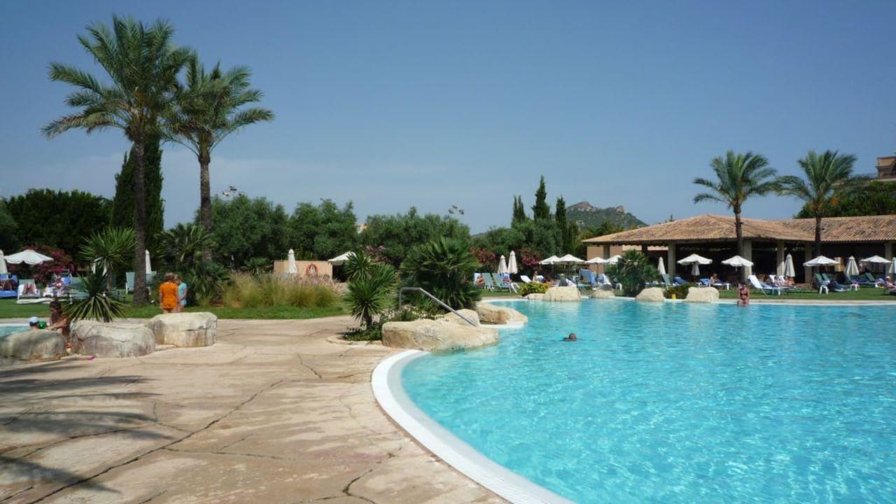 Links Kinderpool - rechts Hauptpool Hipotels Hipocampo Palace & Spa