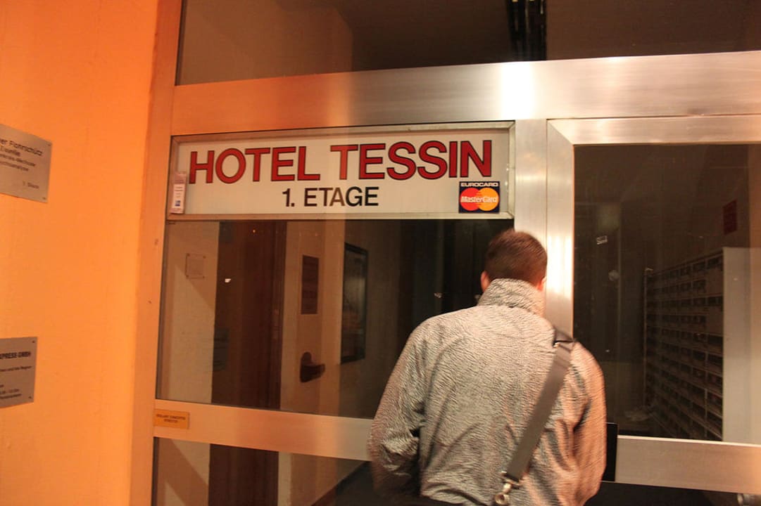 Eingang Hotel Tessin