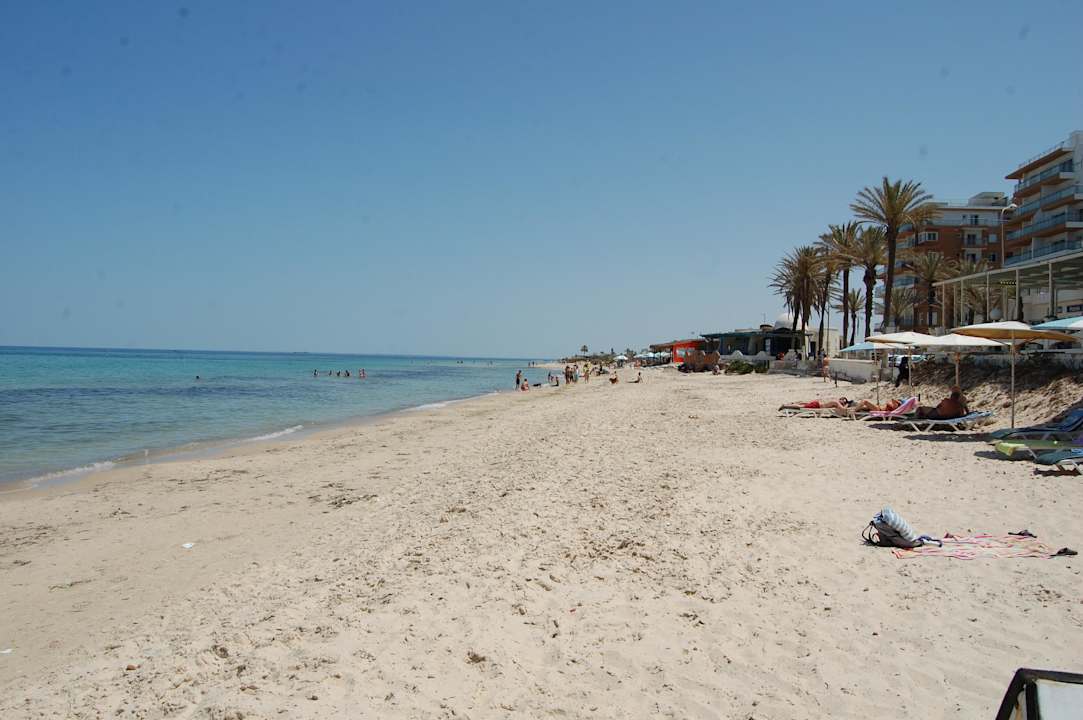 Blick vom Strand vor dem Hotel aus Richtung Sousse Hotel El Menchia