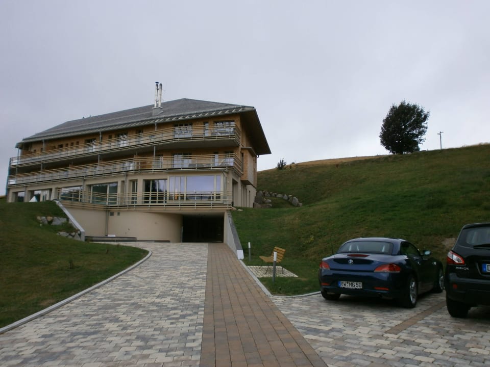 SPA Haus mit Tiefgarageneinfahrt derWaldfrieden naturparkhotel