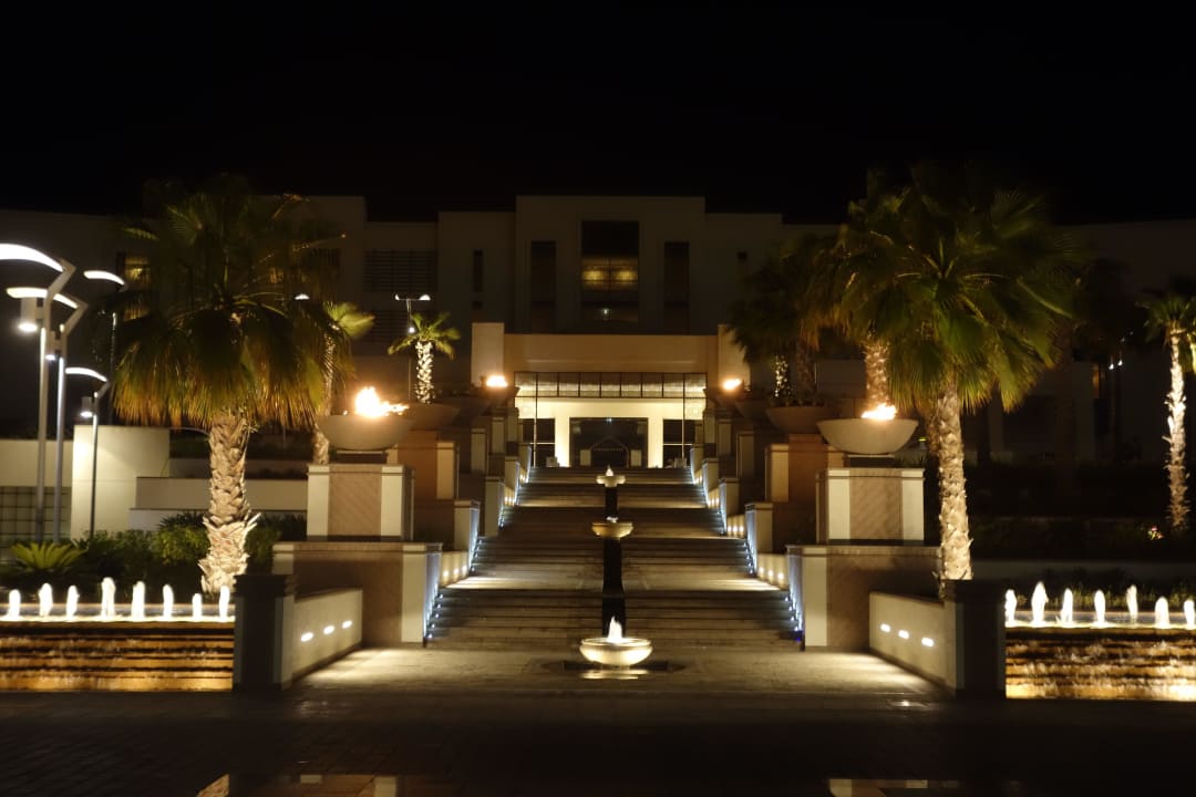 Hoteleingang bei Nacht Park Hyatt Abu Dhabi Hotel and Villas