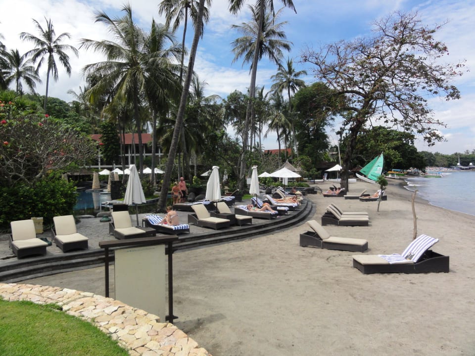 Strand, dahinten das Pool Hotel Sheraton Senggigi Lombok Beach Resort