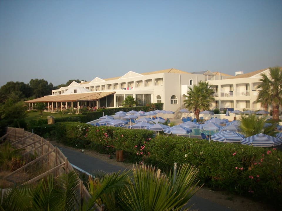 Terrace Restaurant mit Ruhepool nebenan Sandy Beach Resort