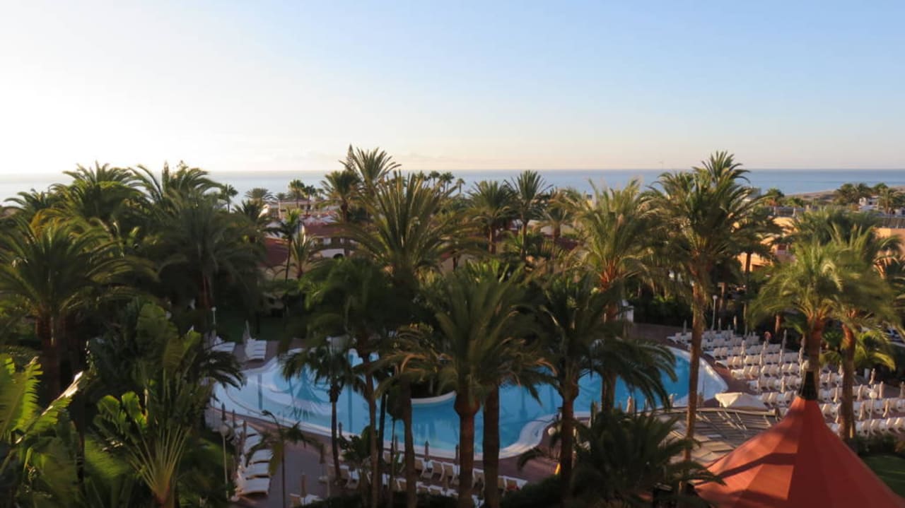 Garten mit Pool vom Zimmer gesehen Hotel Riu Palace Palmeras