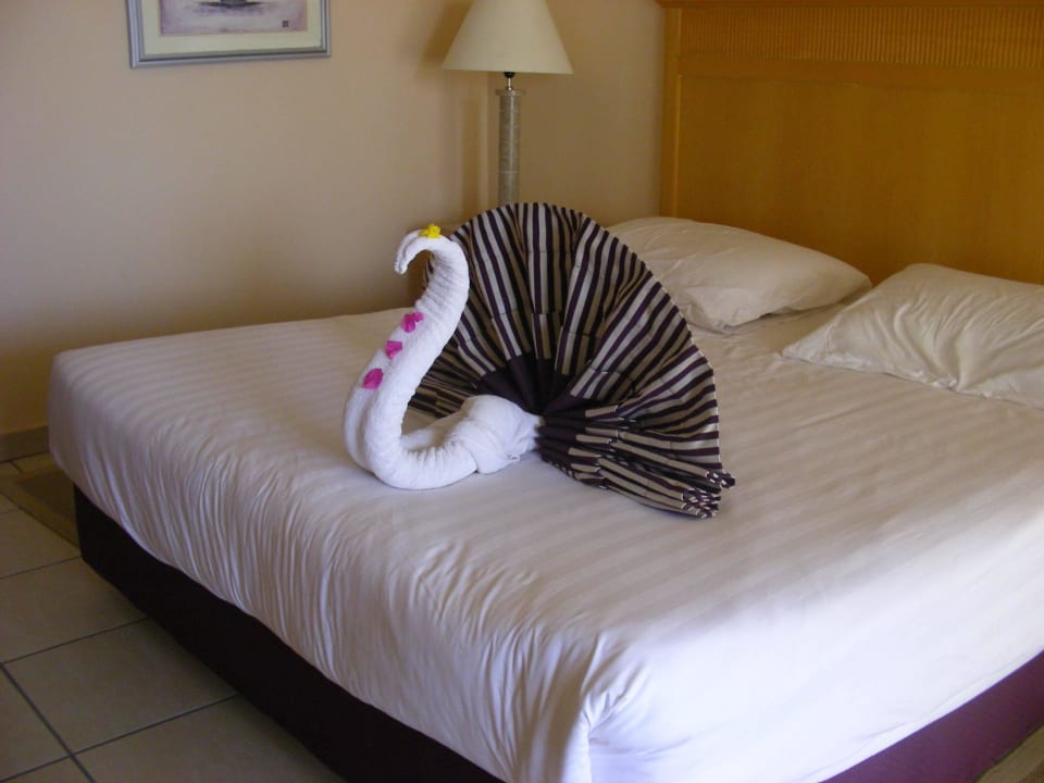 Bett mit Pfau Hotel JAZ Makadi Star & Spa