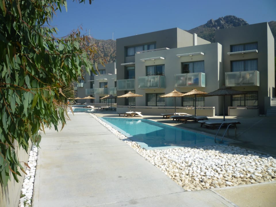 Kleine Pools vor den einzelnen Hotelgebäuden Akti Palace Resort & Spa