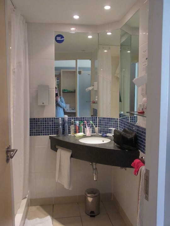 Kleines aber feines Badezimmer Hotel Holiday Inn Express Watford Junction