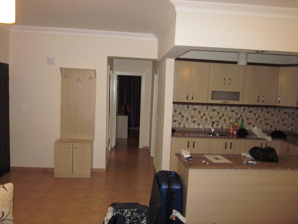 Küchenzeile und Eingangsbereich Hotel Sirma